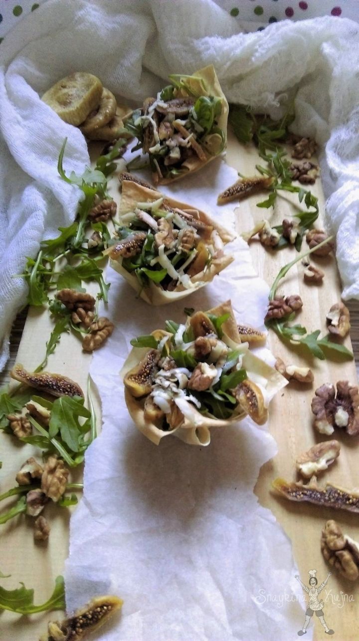 Salata od rukole i suvih smokava u jestivim korpicama